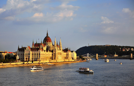 布达佩斯多瑙河上的议会