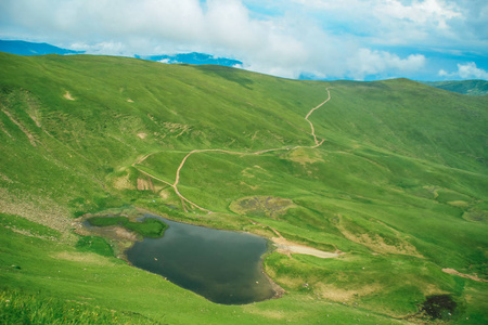 乌克兰夏季绿色的山脉。天空越过群山。乘吉普车旅行时的大气景观。越野远征。Swidovets 山脉, Dogyaska 湖