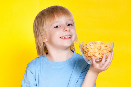 金发碧眼的孩子吃玉米片