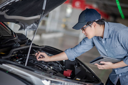 亚洲汽车工程师图片-亚洲汽车工程师素材-亚洲汽车工程师插画-摄图新