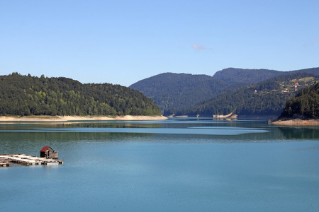 Zaovine 湖和山景观