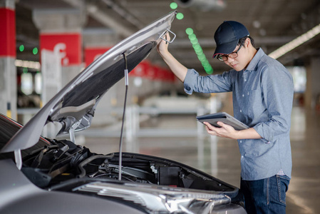 机械维修工程师在汽车行业工作.汽车维修保养照片