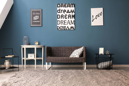 时尚的起居室内有舒适的沙发, 靠近彩色墙壁