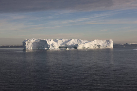 南极洲风景冰山特写在阳光明媚的日子里