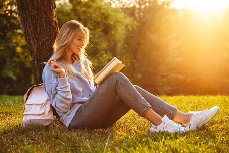 坐在地上做图片