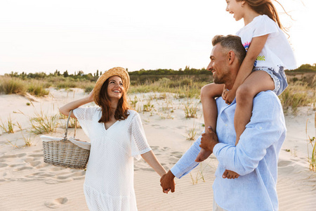 年轻快乐家庭的图片在海滩一起乐趣
