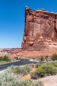 犹他州拱门国家公园的岩石和道路