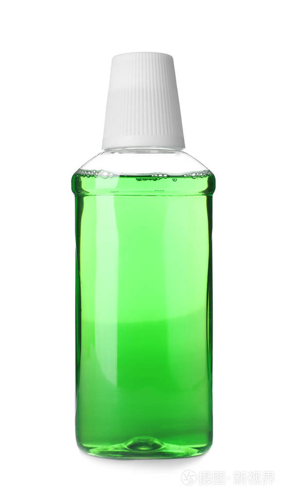 白色背景的牙齿护理用漱口水瓶