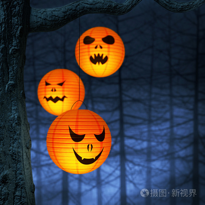 万圣节纸灯笼在黑暗和怪异的森林