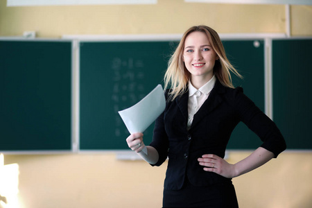 学校班级的年轻老师图片