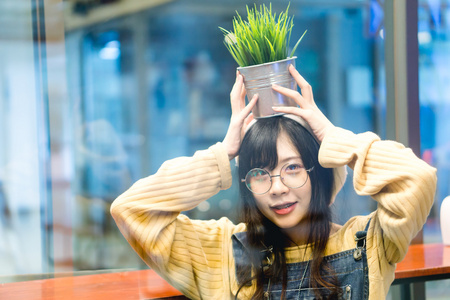 亚洲女孩抱着花盆