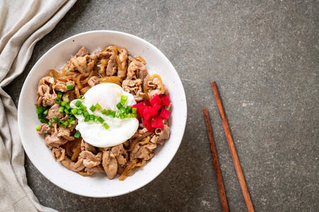 蛋 Donburi 猪肉饭碗日本料理