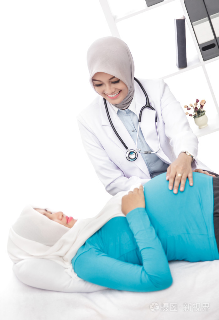 产科医生检查病人腹部