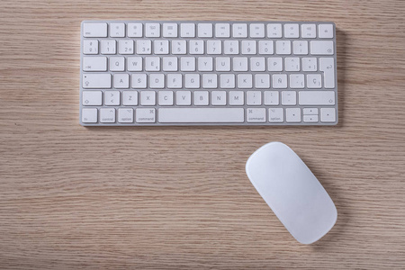 计算机键盘和鼠标在白色