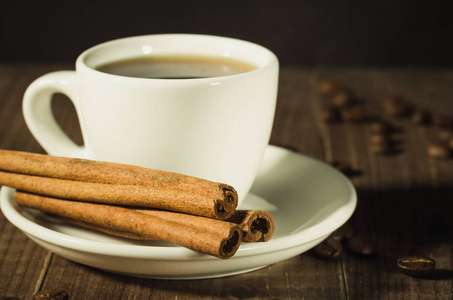 白杯咖啡和肉桂白杯, 咖啡和肉桂在深色木质背景下