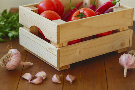 新鲜蔬菜在木制背景上的木盒子里