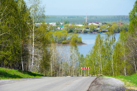 通往大坝 Barachatskiy 水库和村庄 Barachaty 的路