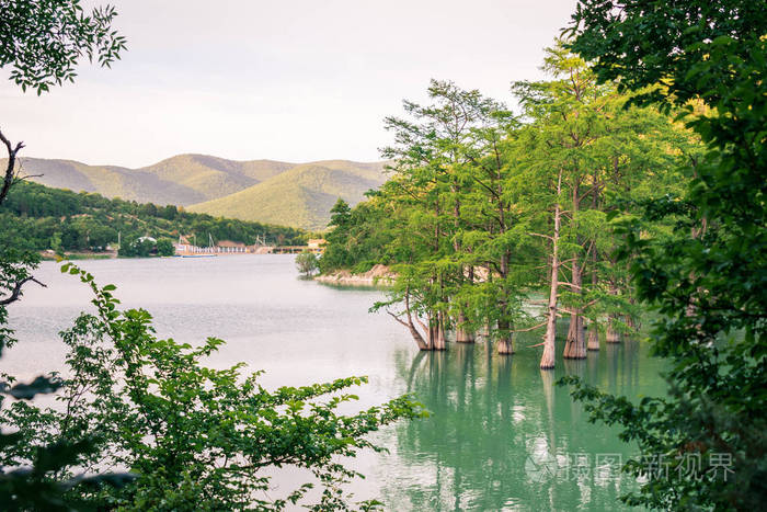 美丽的山湖在日落