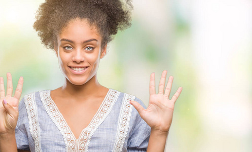 年轻的美国黑人妇女在孤立的背景显示和指向手指数九, 而微笑着自信和快乐
