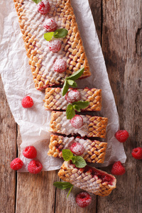 甜片馅饼塞满了成熟树莓靠得很近。垂直