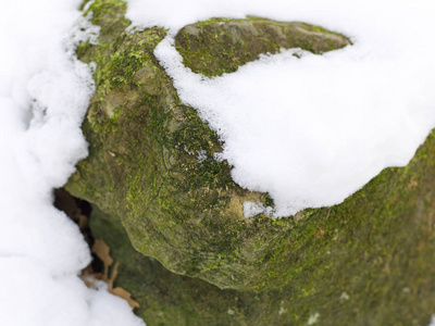 白雪覆盖的灰色岩石, 特写