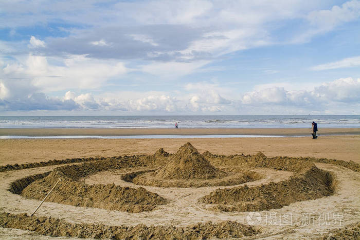 在比利时海滩上的沙城堡/一个沙城堡等待涨潮的美丽海滩 de 帕内
