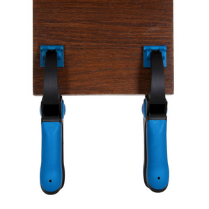 两个棘轮锁弹簧钳在白色背景上举行木制酒吧。使用 F 钳在木工中抓或抓木头