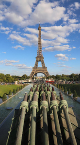 从巴黎法国特罗卡迪罗的蓝色天空和云彩和老大炮的埃菲尔铁塔的看法