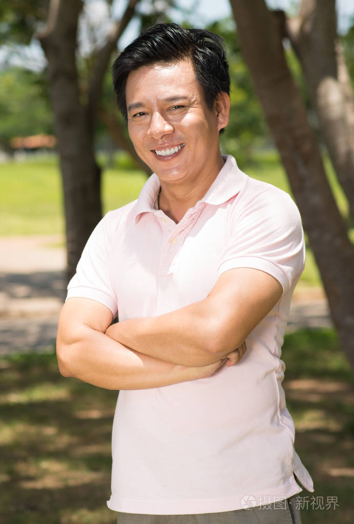 快乐成熟的越南人的肖像在相机微笑照片-正版商用图片0sr4sn-摄图新