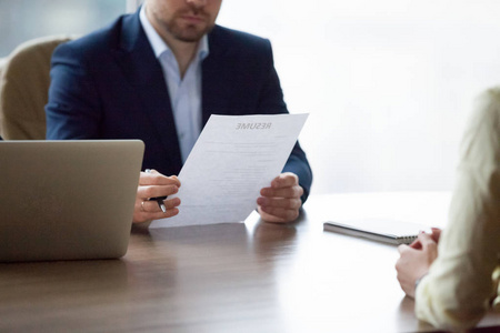 认真人事行政人员面试女学生办公室照片