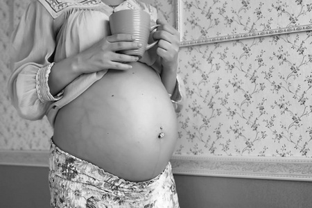 怀孕的女孩黑色和白色