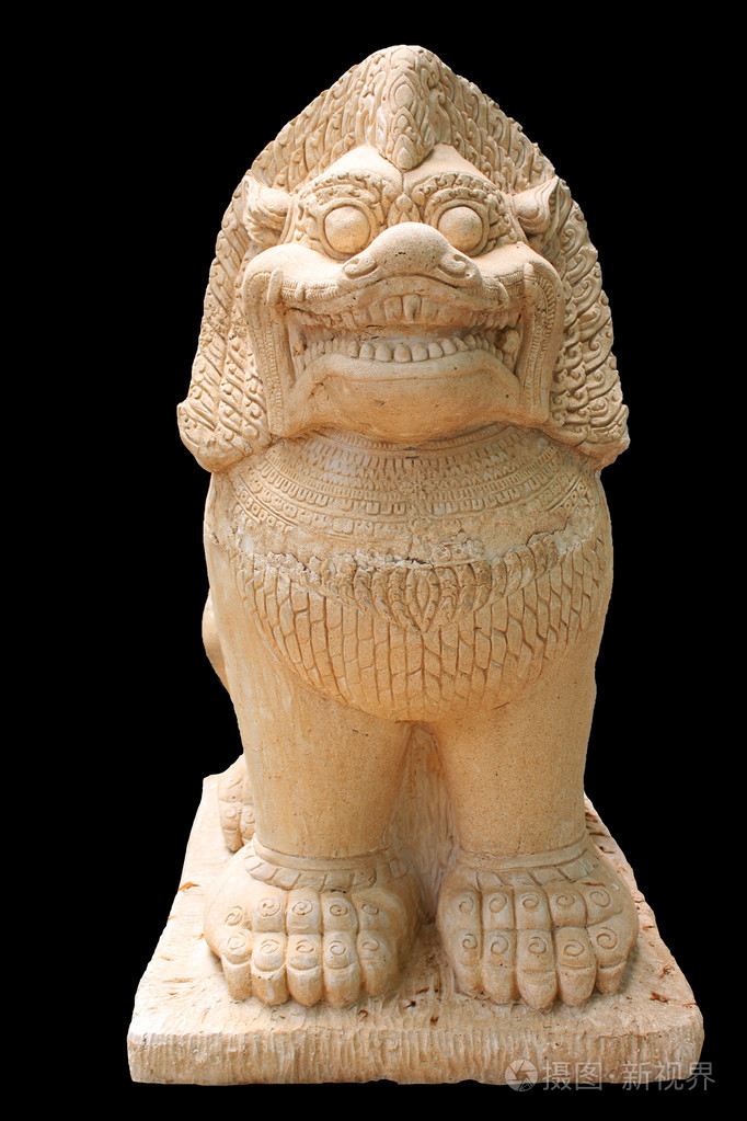 在黑色背景中的孤立的石雕狮子雕像