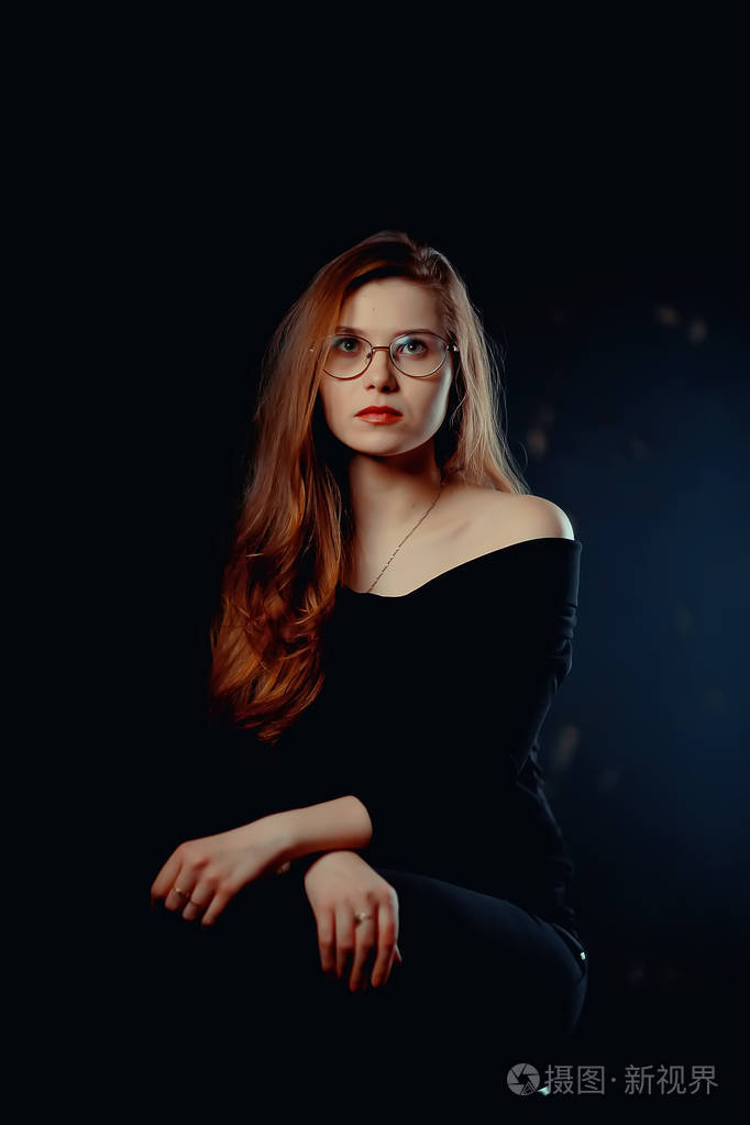 红头发的年轻妇女戴眼镜, 女实业家概念