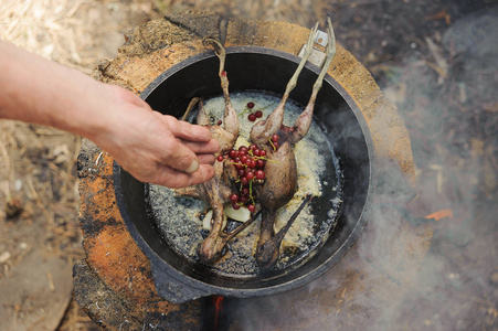 用红醋栗做油炸的伍德考克或用热黄油做的鹬鸟.户外照片
