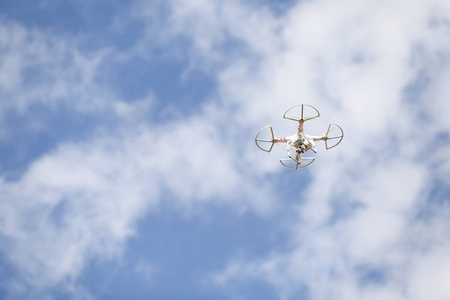 一架白色商用无人机盘旋在地面上, 在空中大约45英尺高。