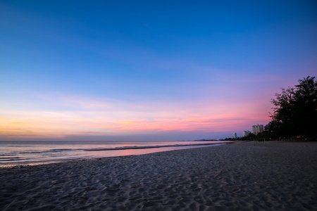 美丽的日落日出背景与剪影山海滩上