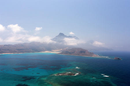 蓝色礁湖和山