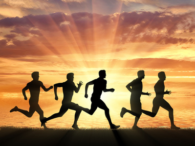 一群孩子在跑步一群跑步的男人和女人竞争和保持健康.