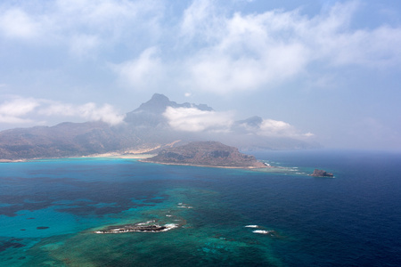 蓝色礁湖和山