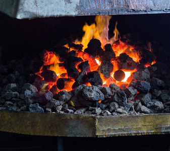 火热炉用煤和热金属零件进行深加工, 旧锻造, 炊具