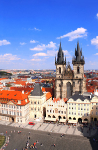 著名的 Tyn 教堂在老城广场, 布拉格, 捷克共和国。从塔观看与天文时钟