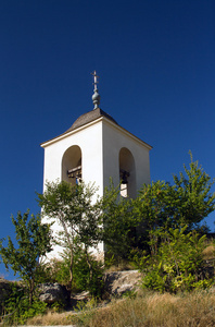洞穴修道院的钟塔图片