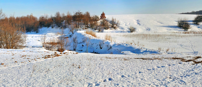 冬天的雪和冰的湖景房