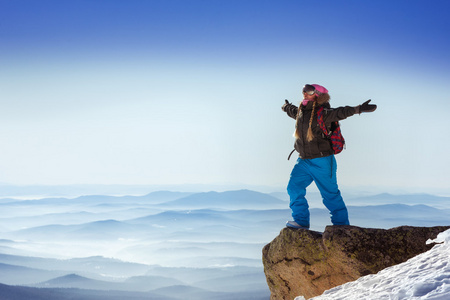 滑雪者站在山顶的胜利者姿态