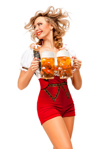 创意概念照片的啤酒节服务员穿着传统的巴法力亚服装与啤酒隔离白色背景