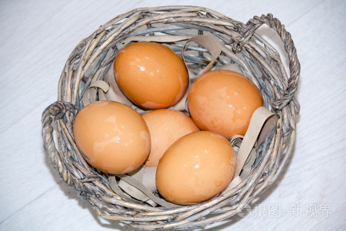 鸡蛋盘。在木碗里放鸡蛋。文本的位置。营养蛋白饮食。顶视图, 平面上放置着标语或短信的复制空间。五颜六色的背景