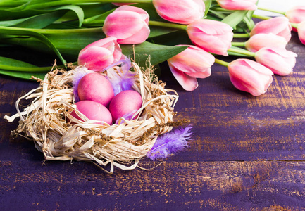 节日贺卡。复活节彩蛋和郁金香