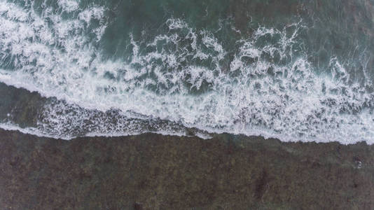 在热带海洋上的空中海滩波