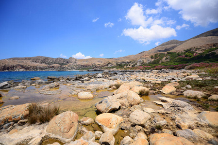 美丽的地中海风景与岩石海滨