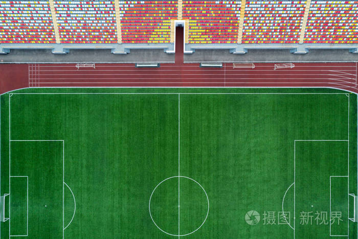 顶部鸟瞰露天体育场-被裁剪的橄榄球场, 红色轨道和混杂的看台